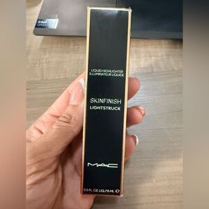 MAC Skinfinish Lightstruck Highlighter in Black and Gold